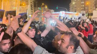 Yer: Diyarbakır! Kalabalık grup kahve zinciri şubesine saldırdı, polis güvenlik önlemi aldı