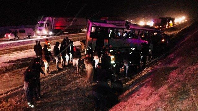 Küçük kızın feci sonu... Kaza yapanlara yardım etmek için durmuşlardı