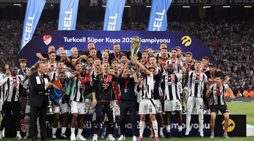 SON DAKİKA: Beşiktaş'tan tarihi skor! Siyah-Beyazlılar Galatasaray'ı 5-0 mağlup ederek Süper Kupa'yı müzesine götürdü