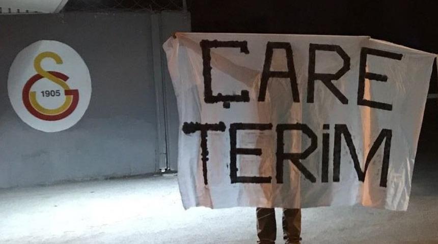 Beşiktaş yenilgisi sonrası Florya tesislerine giden Galatasaray taraftarının açtığı pankart olay oldu! "Çare Terim"