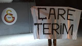Beşiktaş yenilgisi sonrası Florya tesislerine giden Galatasaray taraftarının açtığı pankart olay oldu! Çare Terim