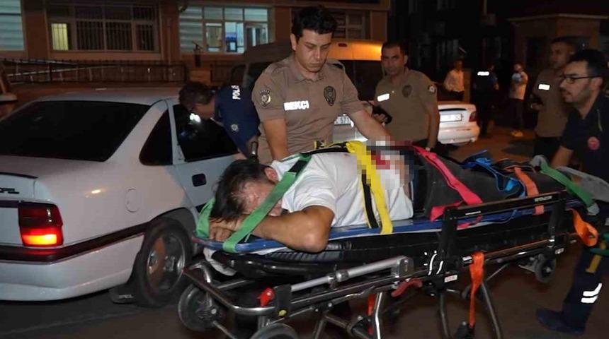 Sırtından vuruldu, otomobiliyle kaçıp emniyete sığındı