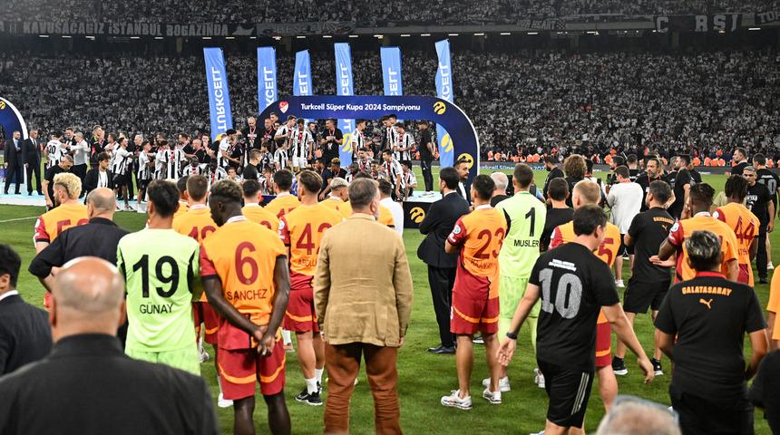 Süper Kupa Beşiktaş'ın elinde kaldırılırken yaşananlar çok konuşuldu! Sarı-kırmızılı 4 ismin hareketi takdir topladı