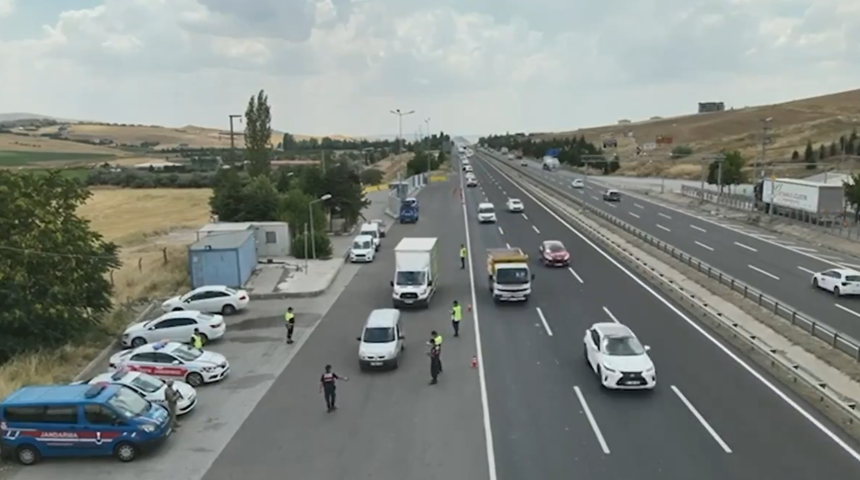 Çakarlı araç kullananlara da cezaları kesildi! Yüz binlerce sürücüye işlem yapıldı