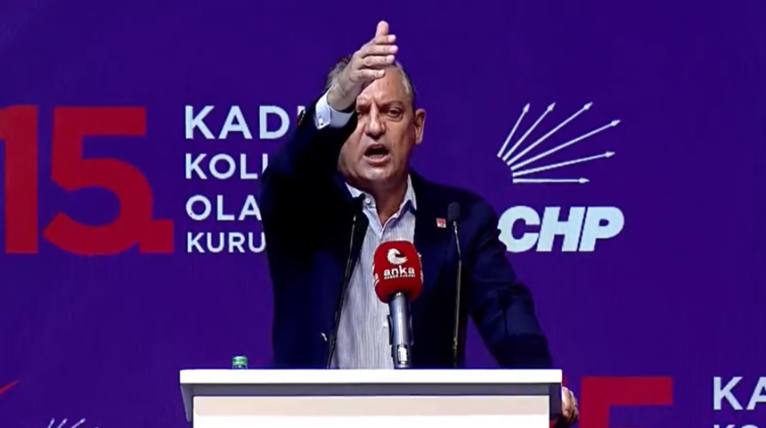 Özgür Özel'in konuşması gergin başladı! Sloganları duyunca protestocuları çıkarttırdı