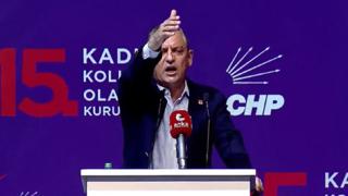 Özgür Özel'in konuşması gergin başladı! Sloganları duyunca protestocuları çıkarttırdı