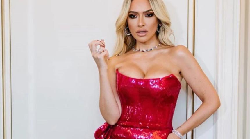 10 milyon TL'lik dizi anlaşması! Hadise ailesiyle kutlamada... Lüks aracına bir bakan bir daha baktı