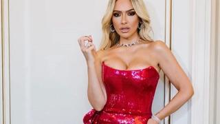 10 milyon TL'lik dizi anlaşması! Hadise ailesiyle kutlamada... Lüks aracına bir bakan bir daha baktı