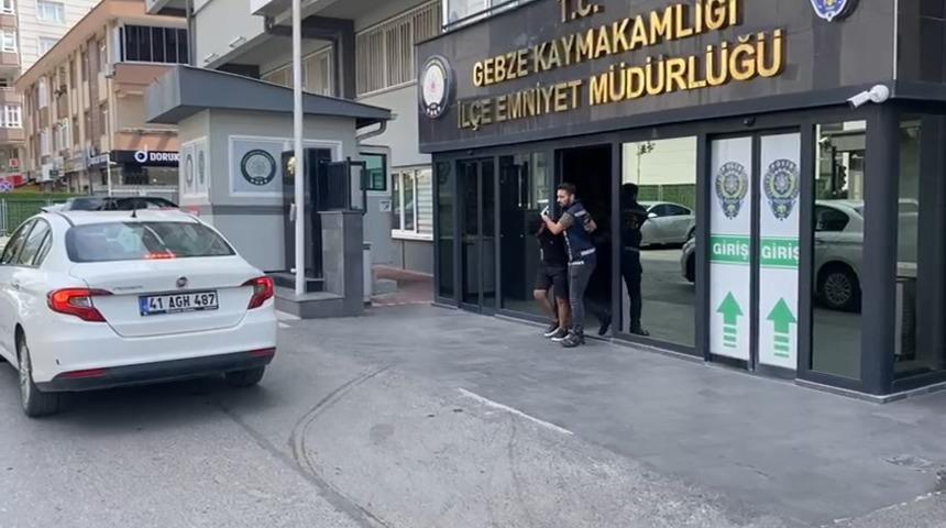 Kendini polis olarak tanıttı, karşısında polisi buldu! 3 su&ccedil; kaydı daha &ccedil;ıktı