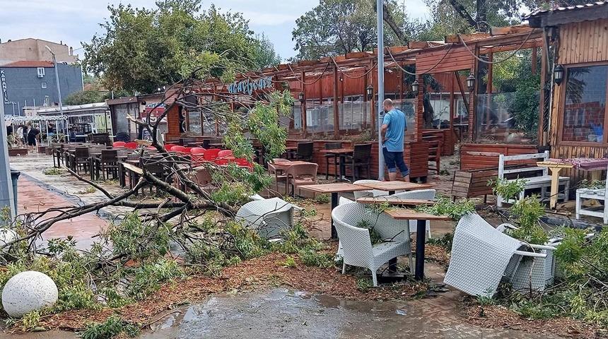 Sağanak yağış ve rüzgar binaları uçurdu! Ağaçları devirdi