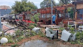 Sağanak yağış ve rüzgar binaları uçurdu! Ağaçları devirdi