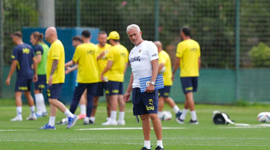 Jose Mourinho'dan Lille maçı öncesi yeni transfer açıklaması: "Yeni bir oyuncu gelirse ona ‘hoş geldin’ derim"