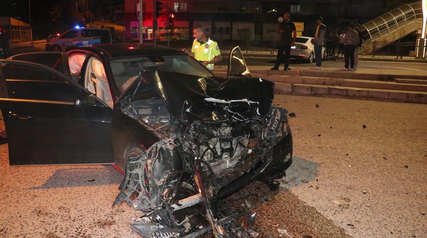 Yozgat'ta 2 otomobil çarpıştı, 6 kişi yaralandı