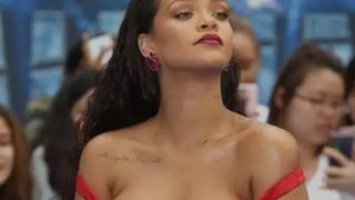 Rihanna büyük kanatlı kostümüyle karnavala damga vurdu! Bir bakan bir daha baktı 