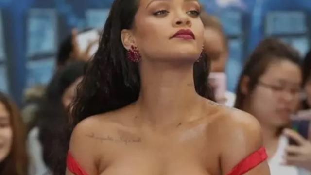 Rihanna büyük kanatlı kostümüyle karnavala damga vurdu! Bir bakan bir daha baktı 