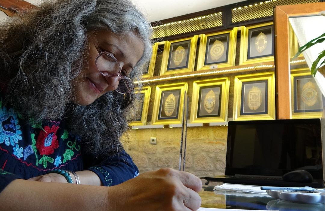 25 yıldır difenbahya yaprağına hayat veriyor! &Ouml;zel bir sistemle kurutuyor, 22 ayar altınla &ccedil;iziyor