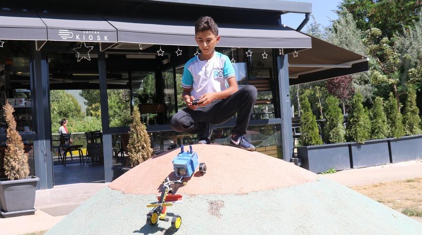 Instagram'ın yokluğu onu hiç etkilemedi! Evinde internet olmayan çocuğun imal ettiklerini gören fiyatını soruyor