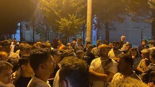 Yabancı uyruklu kişi markette genç kızı taciz edince ortalık karıştı! Öfkeli kalabalık binayı taşladı: 50 kişi ilçeden uzaklaştırıldı