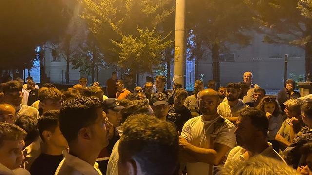 Yabancı uyruklu kişi markette genç kızı taciz edince ortalık karıştı! Öfkeli kalabalık binayı taşladı: 50 kişi ilçeden uzaklaştırıldı