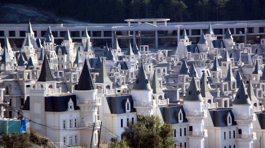 Yılan hikayesine dönmüştü! Şato villalar yıllardır boş duruyordu... Karar verildi