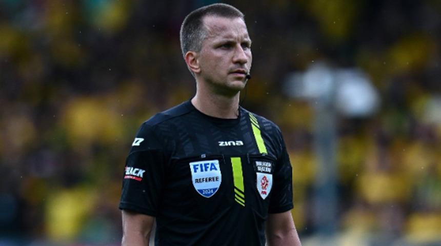 Şampiyonlar Ligi maçı öncesi şaşırtan olay! Sarhoş hakemler, yol tabelalarını çalarken yakalandı