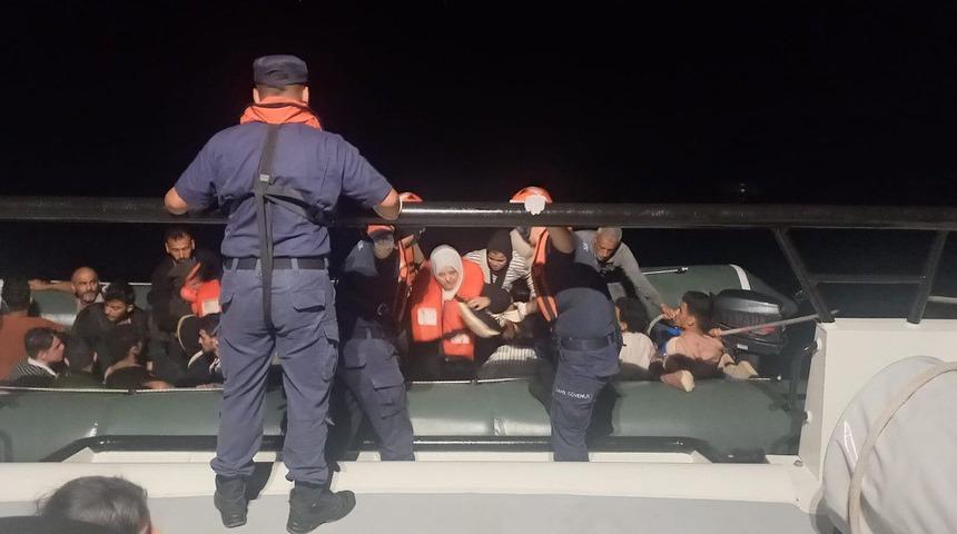 İzmir açıklarında 32 düzensiz göçmen yakalandı