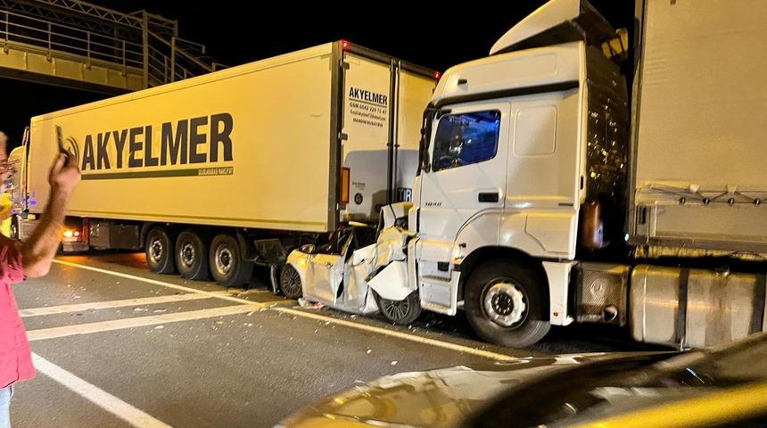 Erzurum'da 2 tırın arasında sıkışan otomobildeki 2 kişi yaralandı