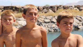 Bu göle giren çocukların saçları sarı oluyor! 'Kızıl olanların daha da kırmızıya dönebilir'