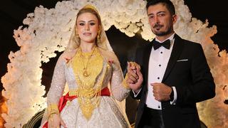 Gelin ve damada takılanlar dudak uçuklattı! Aşiret düğününe binlerce kişi katıldı