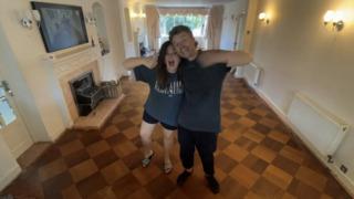 Satın aldıkları evde tadilat yaptırmaya karar verdiler! Halının altını kaldırdıklarında servet buldular... Şaşkına döndük