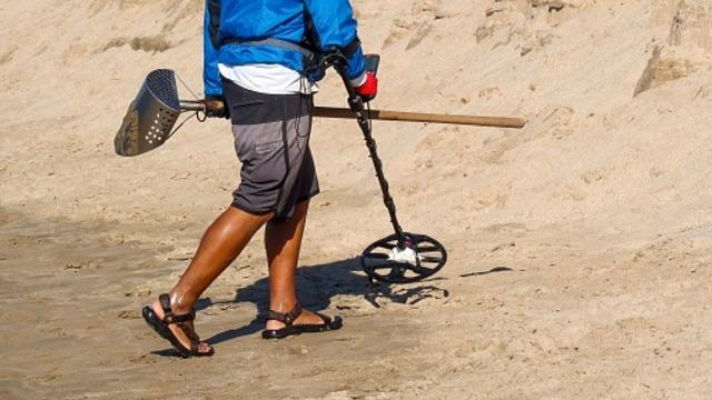 Metal dedektörüyle kumların arasında hazine avına çıkmıştı! Bulduğu not yürekleri burktu... Çok üzücü