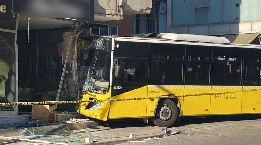 İETT otobüsü, kuaför dükkanına girdi! Yaralılar var, bina tahliye edildi