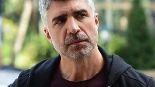 Buna kimse anlam veremedi... Özcan Deniz hızlı hızlı yürürken bir anda koşarak kaçtı