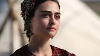 Esra Bilgiç'e bomba partner! Yakışıklı oyuncuyla... 