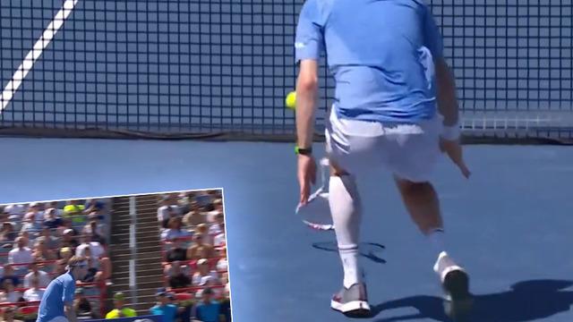 İzleyenler gözlerine inanamıyor: Tenis tarihi böyle vuruş görmedi!