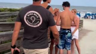 Kızının yanına yaklaşarak konuşmaya çalışan gençleri böyle uyardı! O anlar sosyal medyada gündem yarattı... İkonik bir baba