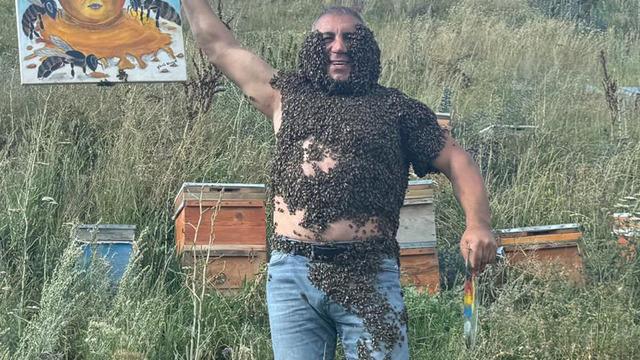 Vücudunda binlerce arı vardı... Tüm dünyaya çağrı yaptı! 