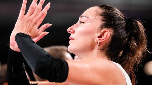 Sizinle gurur duyuyoruz! Filenin Sultanları, Paris Olimpiyatlarında yarı finalde İtalya'ya mağlup olarak altın madalya şansını kaybetti...