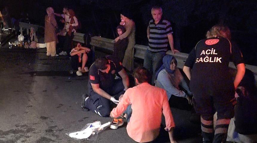 Düzce'de feci kaza! Yolcu otobüsü, TIR'a çarptı... Yaralılar yol kenarında yatarak ambulansı bekledi