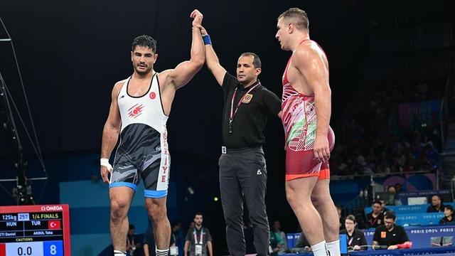 Milli güreşçimiz Taha Akgül yarı finale çıktı! Macar rakibini 8-0 yendi