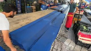 Pazara gelenler şaştı kaldı! Müşteriye kötü davranınca... Herkes o pankarttaki yazıyı konuşuyor