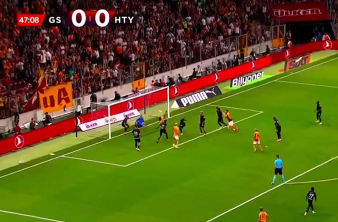 Galatasaray-Hatayspor ma&ccedil;ında inanması g&uuml;&ccedil; pozisyon! Kaleci Erce Kardeşler kalesinde devleşti, Galatasaray direkleri ge&ccedil;emedi...
