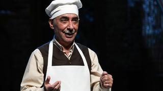 Şener Şen'in tiyatro oyununa saldırı! Korku dolu anlar yaşandı... Cam şişe fırlatıldı, oyuna ara verildi 