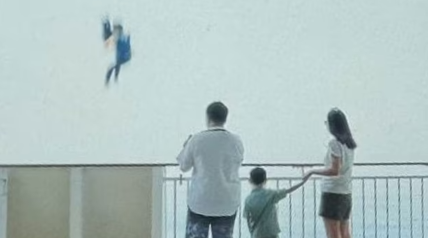 Yolcu gemisinde korku dolu anlar! Dengesini kaybeden yolcu ailenin gözü önünde okyanusa düştü... Ölüm anları saniye saniye kamerada