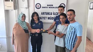 Lise öğrencisi yolda buldu! 230 bin TL değerinde... Çeyrek altın hediyesi geldi