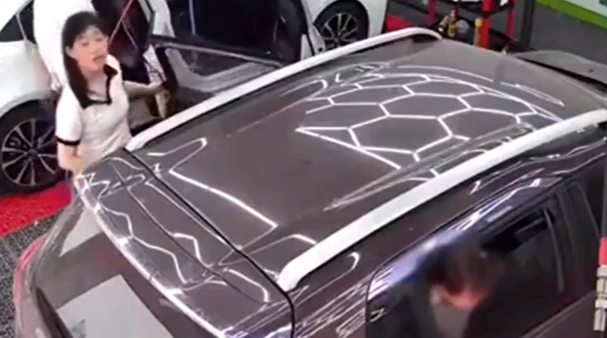 Küçük çocuğun kafası arabanın camına sıkıştı! O anlar saniye saniye güvenlik kamerasına yansıdı... Ağlama sesini duyan koşarak geldi