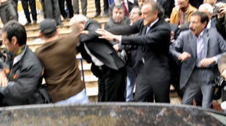 Ahmet T&uuml;rk&rsquo;&uuml; yumruklayan saldırgan: 2010&rsquo;da yaptığımı devlet şu anda yapıyor