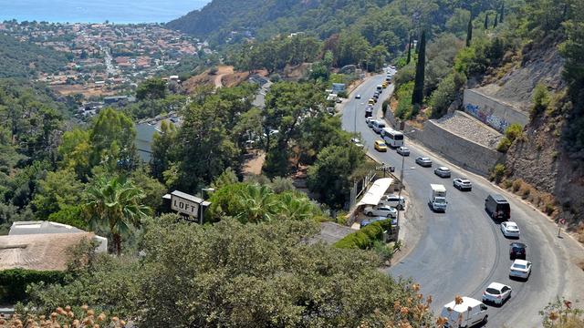 Tatilciler o ilçeye akın etti! 5 kilometre araç kuyruğu oluştu