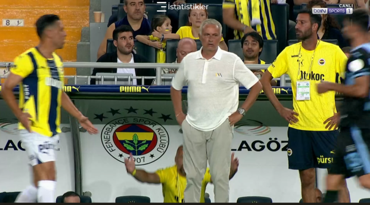 Mourinho ilk Süper Lig maçında çılgına döndü, sarı kart gördü! Nedeni sonradan ortaya çıktı G4