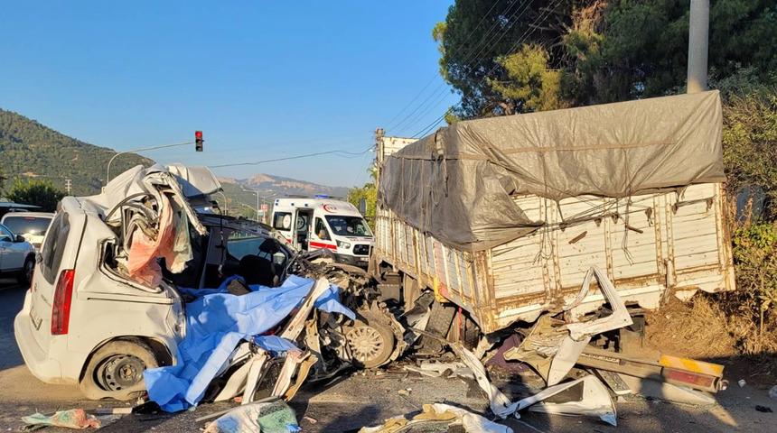 Manisa'da katliam gibi kaza! Park halindeydi... 4 kişi hayatını kaybetti, yaralılar var